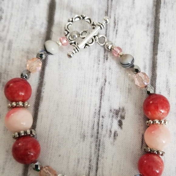Pink, red, silver, flowers glass beaded bracelet - Picture 5 of 8